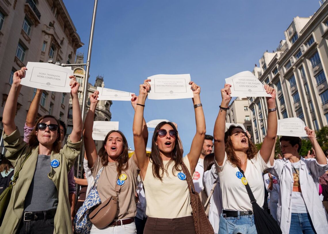Archivo - Imagen de archivo de manifestantes que portan pancartas durante una manifestación con motivo de la huelga de médicos contra el nuevo Estatuto Marco.Matias Chiofalo - Europa Press - Archivo