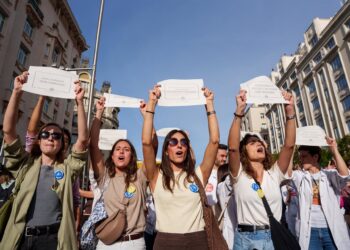 Archivo - Imagen de archivo de manifestantes que portan pancartas durante una manifestación con motivo de la huelga de médicos contra el nuevo Estatuto Marco.Matias Chiofalo - Europa Press - Archivo