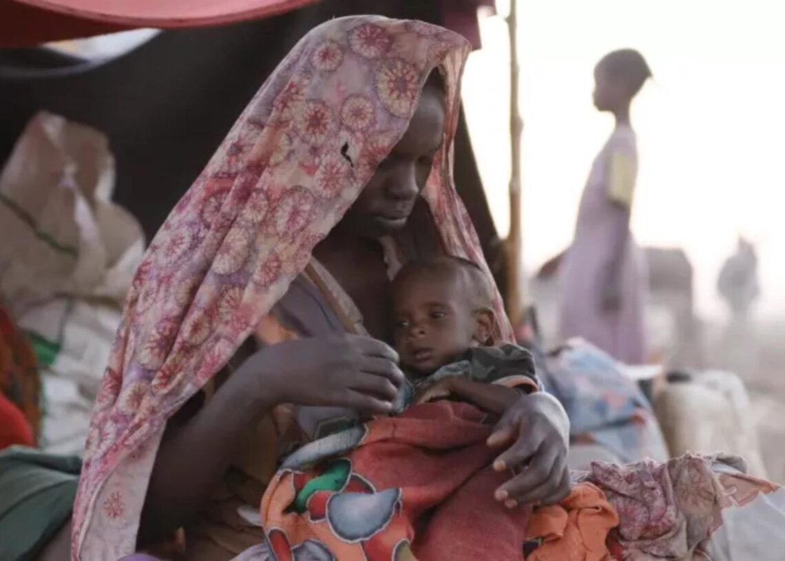 Archivo - Una mujer con un niño en un campamento de desplazados en la ciudad de El Fasher, capital del estado de Darfur Norte, en el oeste de Sudán (archivo)Europa Press/Contacto/UNICEF - Archivo
