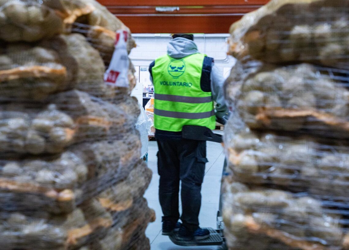 Archivo - Miembros de la Federación Española de Bancos de Alimento (FESBAL) realizando labores de recogida de alimentos, en un supermercado de Alcobendas, a 22 de noviembre de 2024, en Alcobendas, Madrid (España). Rafael Bastante - Europa Press - Archivo