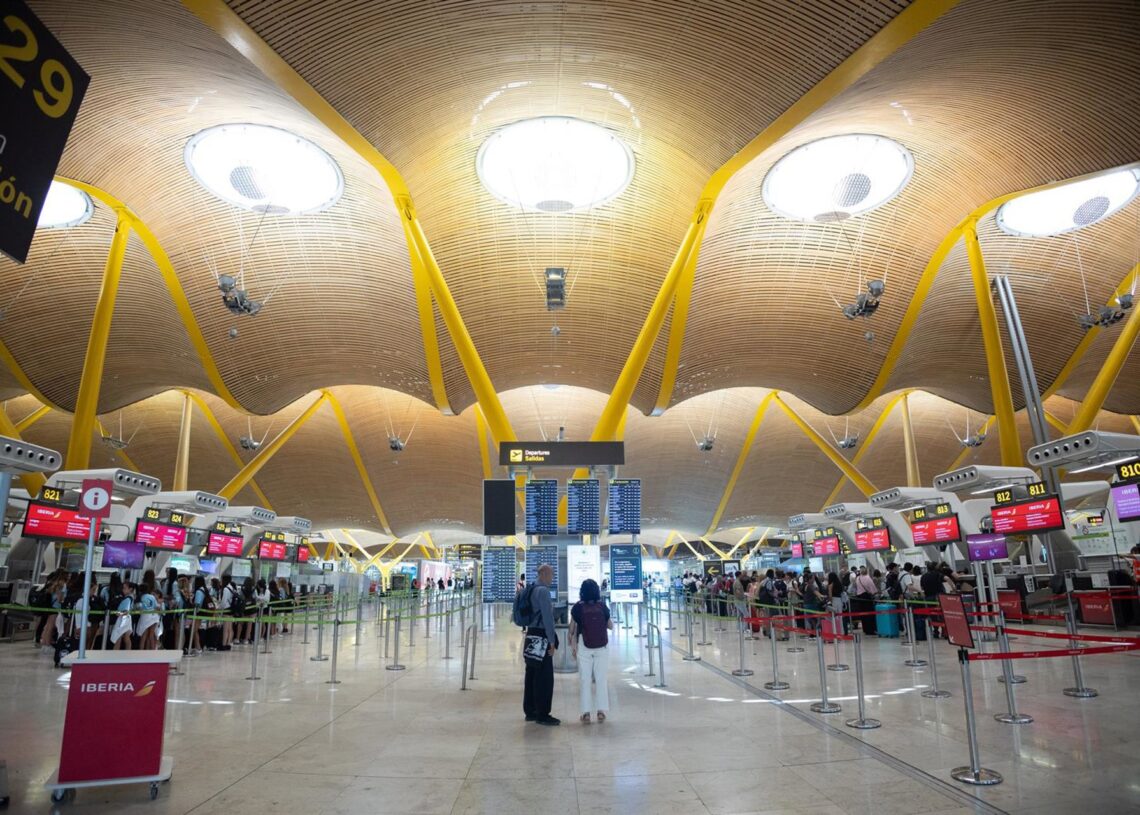 Archivo - Varias personas con maletas, en la terminal 4 del aeropuerto Adolfo Suárez Madrid-Barajas, a 24 de julio de 2025, en Madrid (España). Eduardo Parra - Europa Press - Archivo