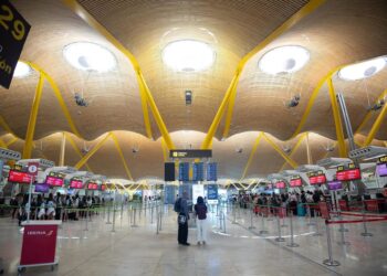 Archivo - Varias personas con maletas, en la terminal 4 del aeropuerto Adolfo Suárez Madrid-Barajas, a 24 de julio de 2025, en Madrid (España). Eduardo Parra - Europa Press - Archivo