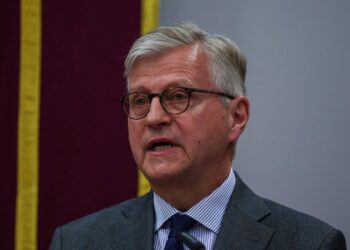 Archivo - El secretario general adjunto de Operaciones de Paz de Naciones Unidas Jean-Pierre Lacroix , durante una reunión con la ministra de Defensa, Margarita Robles, en el Ministerio de Defensa, a 2 de abril de 2025, en Madrid (España).Matias Chiofalo - Europa Press - Archivo