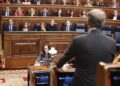 El presidente del PP, Alberto Núñez Feijo (de espaldas), el presidente del Gobierno, Pedro Sánchez en el CongresoEduardo Parra - Europa Press