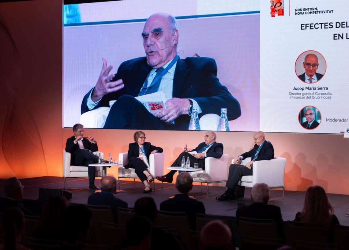 El presidente de Fluidra, Eloi Planes; la directora general de la Cámara de España, Inma Riera, y el director general corporativo y financiero de Ficosa, Josep Maria Serra, en una mesa redonda moderada por Salvador Alemany.JOAN MATEU PARRA - CEC