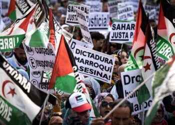 Archivo - Varias personas durante una manifestación por la autodeterminación del Sahara Occidental, a 16 de noviembre de 2024, en Madrid (España).Diego Radamés - Europa Press - Archivo