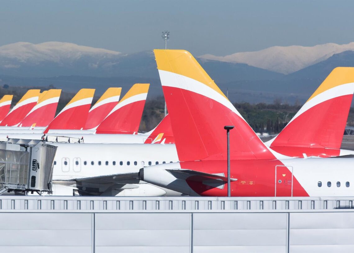 Archivo - Aviones de Iberia aparcados , en el aeropuerto Adolfo Suárez Madrid-Barajas, a 8 de enero de 2024, en Madrid (España).Gustavo Valiente - Europa Press - Archivo