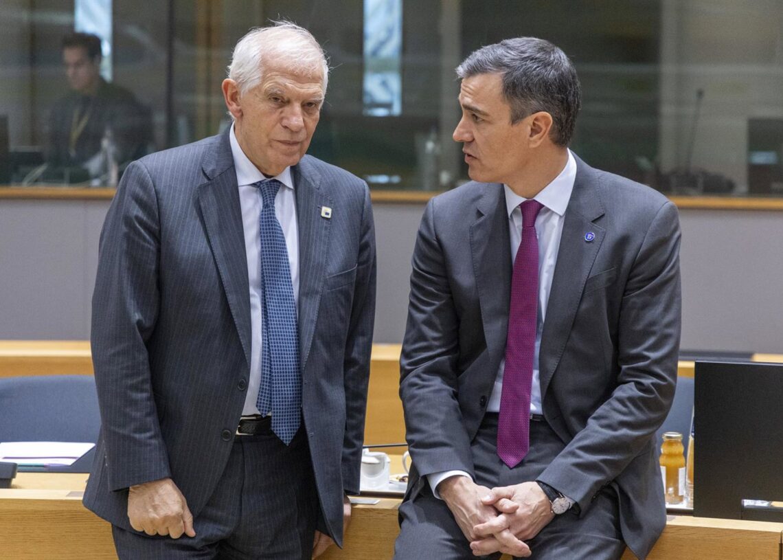 Archivo - 14 December 2023, Belgium, Brussels: EU High Representative of the Union for Foreign Affairs and Security Policy Josep Borrell and Prime Minister of Spain Pedro Sanchez speak to each other ahead of the EU Summit. Photo: Nicolas Maeterlinck/BelgaNicolas Maeterlinck/Belga/dpa - Archivo