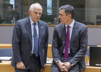 Archivo - 14 December 2023, Belgium, Brussels: EU High Representative of the Union for Foreign Affairs and Security Policy Josep Borrell and Prime Minister of Spain Pedro Sanchez speak to each other ahead of the EU Summit. Photo: Nicolas Maeterlinck/BelgaNicolas Maeterlinck/Belga/dpa - Archivo