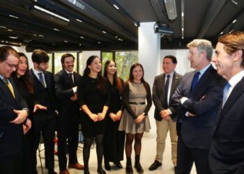 El líder del PP, Alberto Núñez Feijóo, y el expresidente del Gobierno José María Aznar en la XXIII edición del programa de formación de líderes latinoamericanos.FAES