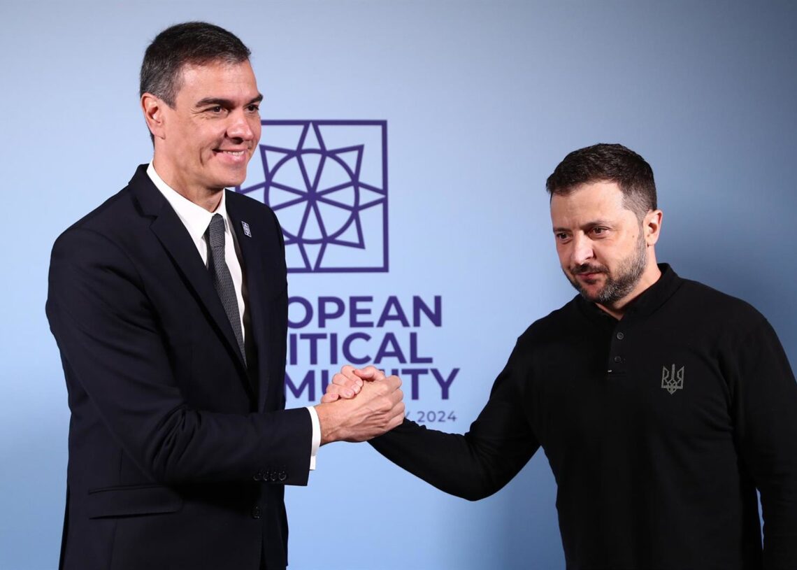 Archivo - El presidente del Gobierno, Pedro Sánchez (i), y el presidente Ucrania, Volodímir Zelenski, posan a su llegada al Palacio de Blenheim, a 18 de julio de 2024, en Woodstock, Oxfordshire (Reino Unido). El presidente del Gobierno español, Pedro SáncPool Moncloa/Fernando Calvo - Archivo