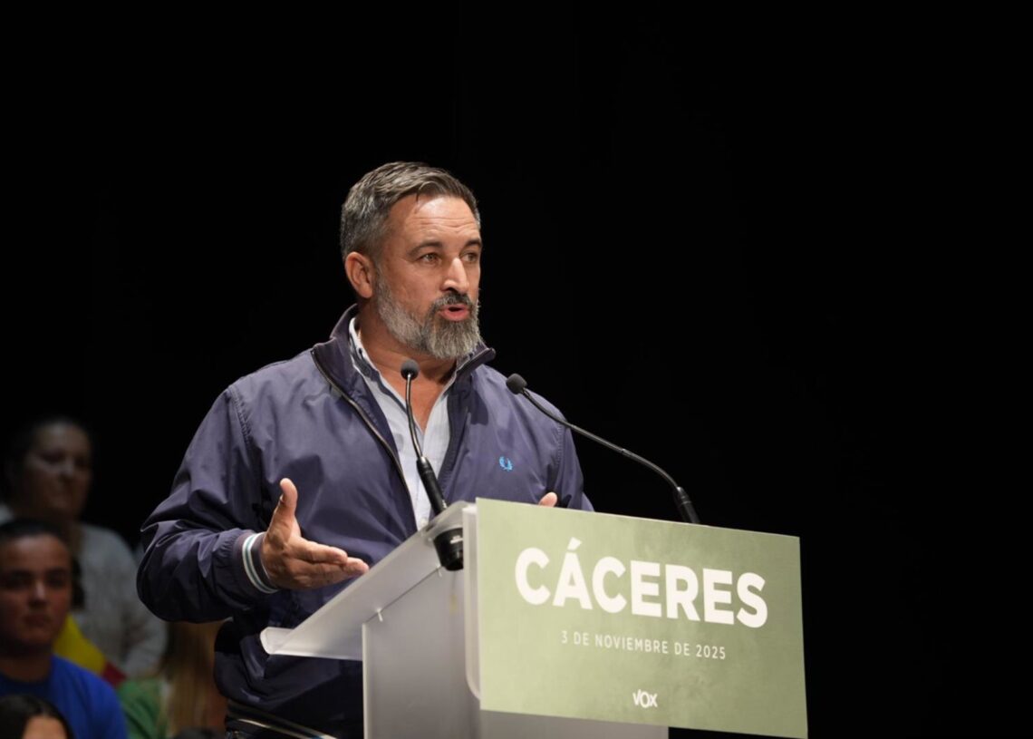 El presidente de Vox, Santiago Abascal, participa en un acto público, en el Gran Teatro, a 3 de noviembre de 2025, en Cáceres, Extremadura (España).Carlos Criado - Europa Press