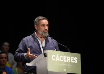 El presidente de Vox, Santiago Abascal, participa en un acto público, en el Gran Teatro, a 3 de noviembre de 2025, en Cáceres, Extremadura (España).Carlos Criado - Europa Press