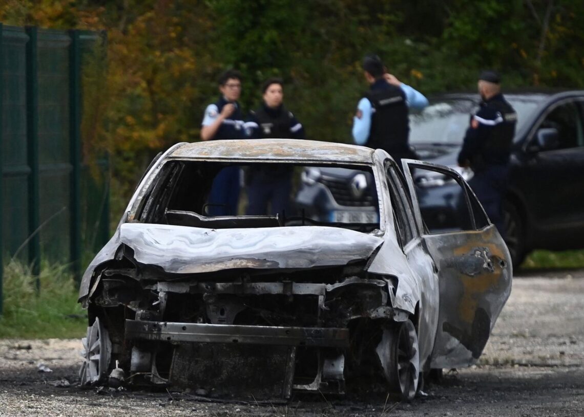 Agentes franceses acordonan la zona donde se encontró un coche calcinado tras un incidente en el que un vehículo atropelló deliberadamente a peatones y ciclistas en la isla francesa de OleronChristophe Archambault/AFP/dpa