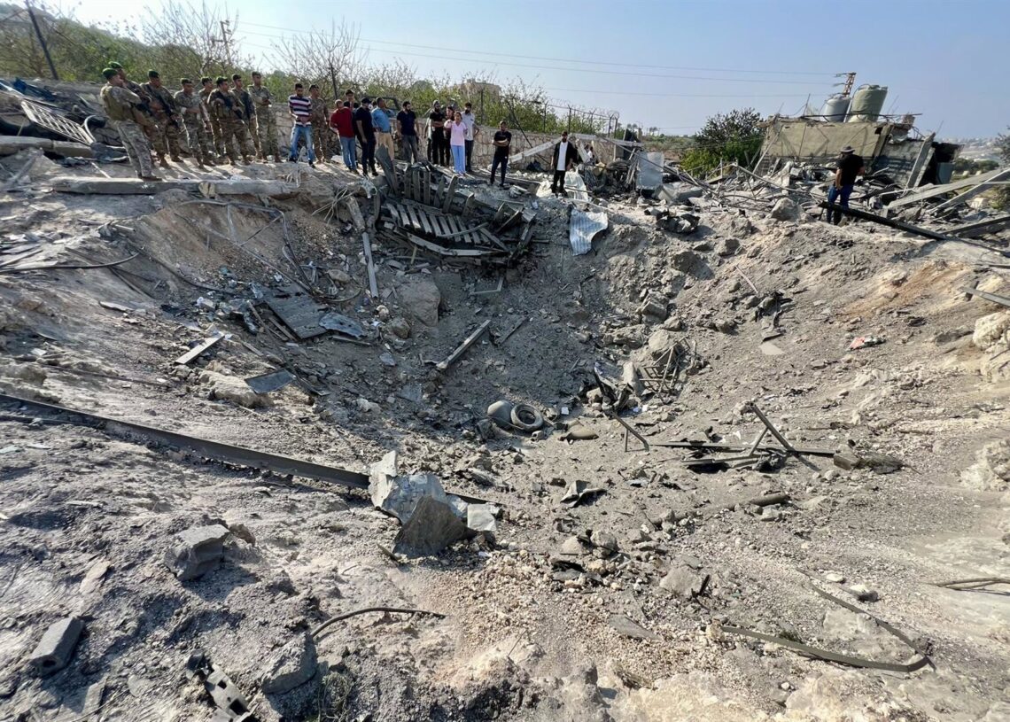 Ciudadanos libaneses y soldados inspeccionan el lugar de un ataque aéreo israelí en la ciudad de Abasiya, LíbanoEuropa Press/Contacto/Ali Hashisho