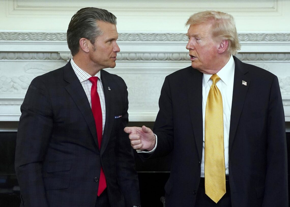 De izquierda a derecha: el secretario de Defensa, Pete Hegseth, y el presidente de Estados Unidos, Donald Trump Europa Press/Contacto/Will Oliver - Pool via CNP