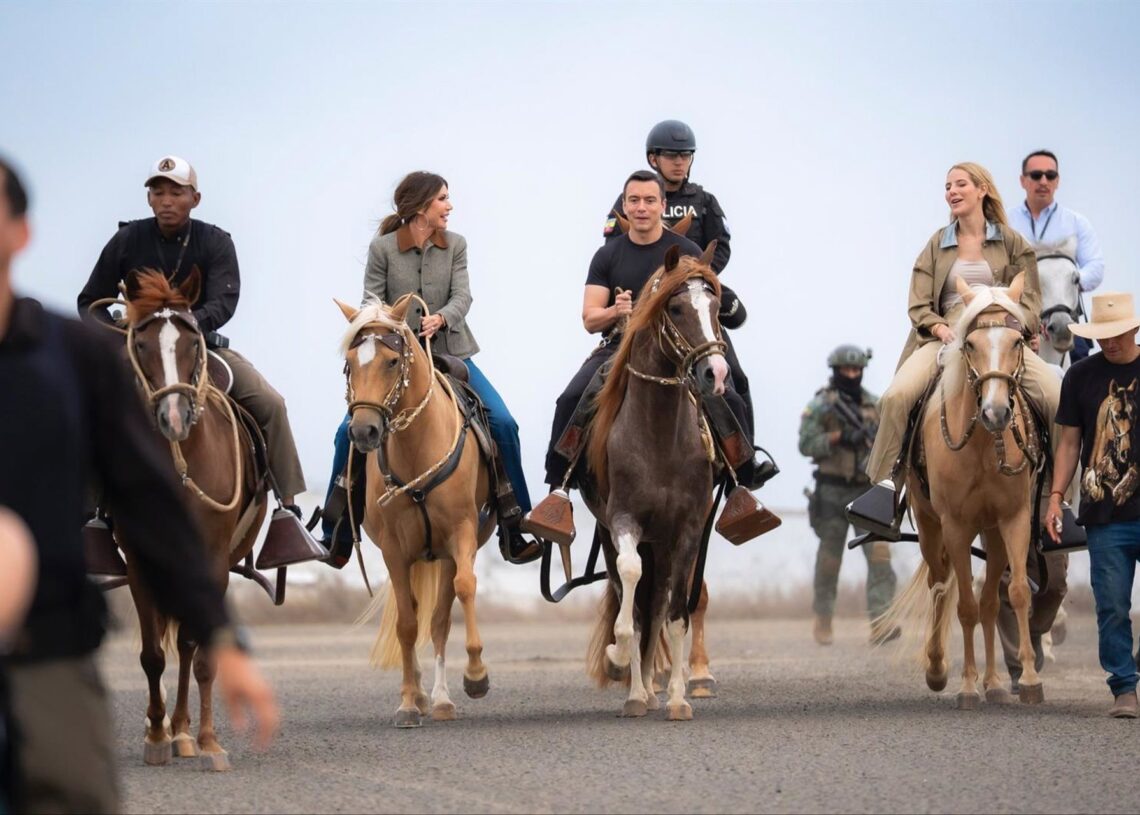 La secretaria de Seguridad Nacional de Estados Unidos, Kristi Noem, monta a caballo junto al presidente de Ecuador, Daniel Noboa, y la primera dama, Lavinia Valbonesi, en su visita a Ecuador para estudiar el establecimiento de bases estadounidensesKRISTI NOEM EN X
