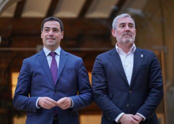 Archivo - El lehendakari, Imanol Pradales (i), se reúne con el presidente de Canarias, Fernando Clavijo (d), en el Palacio de Ajuria Enea, a 12 de diciembre de 2024, en Vitoria-Gasteiz, Álava, País Vasco (España). Iñaki Berasaluce - Europa Press - Archivo