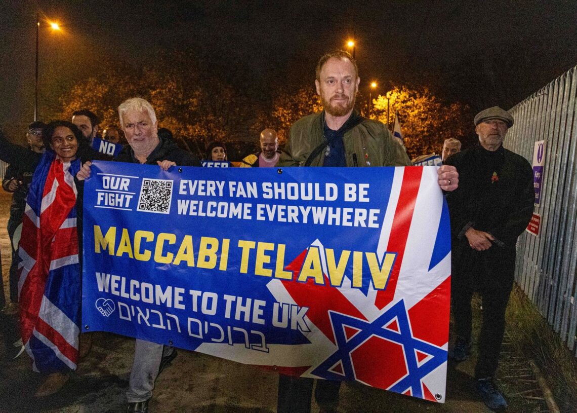 Protesta por la prohibición de que los aficionados asistan al partido entre el Villa y el Maccabi en Villa ParkEuropa Press/Contacto/Cover Images