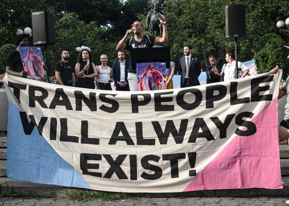 Archivo - Un grupo de personas participa en un acto de protesta en defensa de los derechos de las personas trans, en Nueva York, Estados UnidosEuropa Press/Contacto/Laura Brett - Archivo