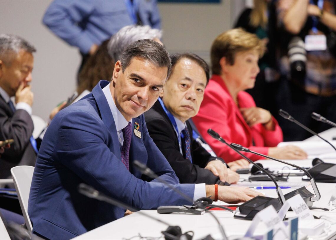 Archivo - El presidente del Gobierno, Pedro Sánchez, participa en un foro de la cumbre del clima COP29, a 12 de noviembre de 2024, en Bakú, (Azerbaiyán).Pool Moncloa/Fernando Calvo - Archivo