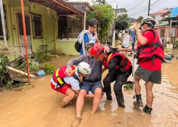 Miembros de Cruz Roja ayudan a los afectados por las fuertes inundaciones en Filipinas. Europa Press/Contacto/Philippine Red Cross