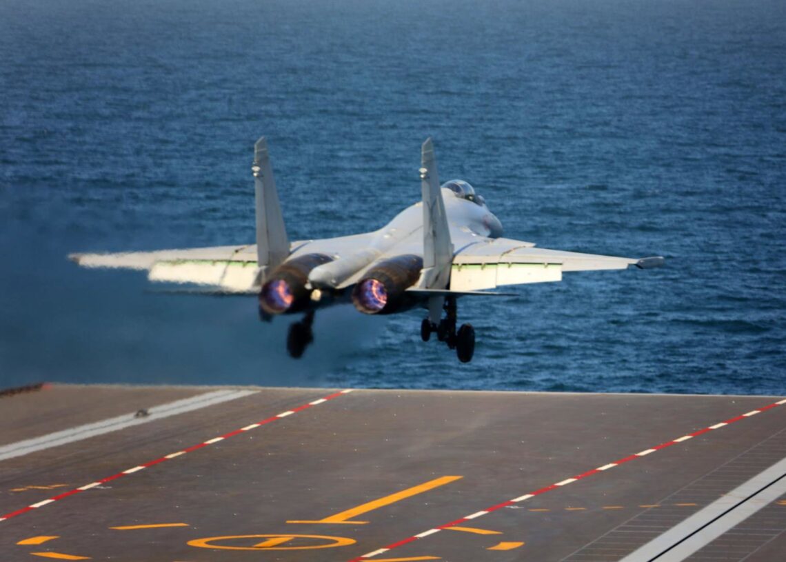 Archivo - Imagen de archivo de un avión de la Fuerza Aérea china despegando desde el portaaeronaves 'Fujian'.Europa Press/Contacto/Li Tang - Archivo
