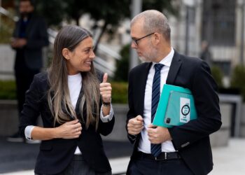La portavoz de Junts en el Congreso, Miriam Nogueras, y el diputado de Junts Josep Maria Cruset a su llegada a una rueda de prensa para valorar la legislatura, en el Congreso de los Diputados, a 6 de noviembre de 2025, en Madrid (España). Eduardo Parra - Europa Press