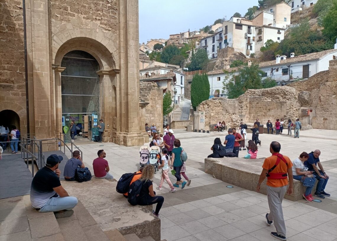 Turistas en las Ruinas de Santa María.AYUNTAMIENTO DE CAZORLA