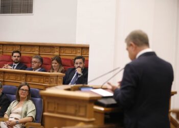 El presidente de Castilla-La Mancha, Emiliano García-Page, interviene en el Debate del Estado de la Región ante la atenta mirada del líder del Grupo Parlamentario Popular, Paco Núñez.CORTES DE CASTILLA-LA MANCHA