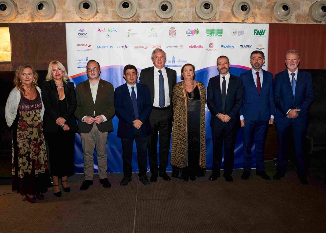 CEAV entrega sus distintivos turísticos a Fina Muñoz y Turespaña durante 8º Cumbre Mundial de agencias en Jaén.CEAV