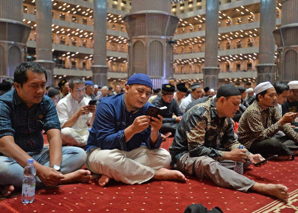 Archivo - Imagen de musulmanes en mezquita en IndonesiaEuropa Press/Contacto/Dasril Roszandi - Archivo