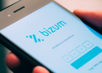 Archivo - Imagen de un usuario utilizando Bizum en su móvil.BANCO DE ESPAÑA - Archivo