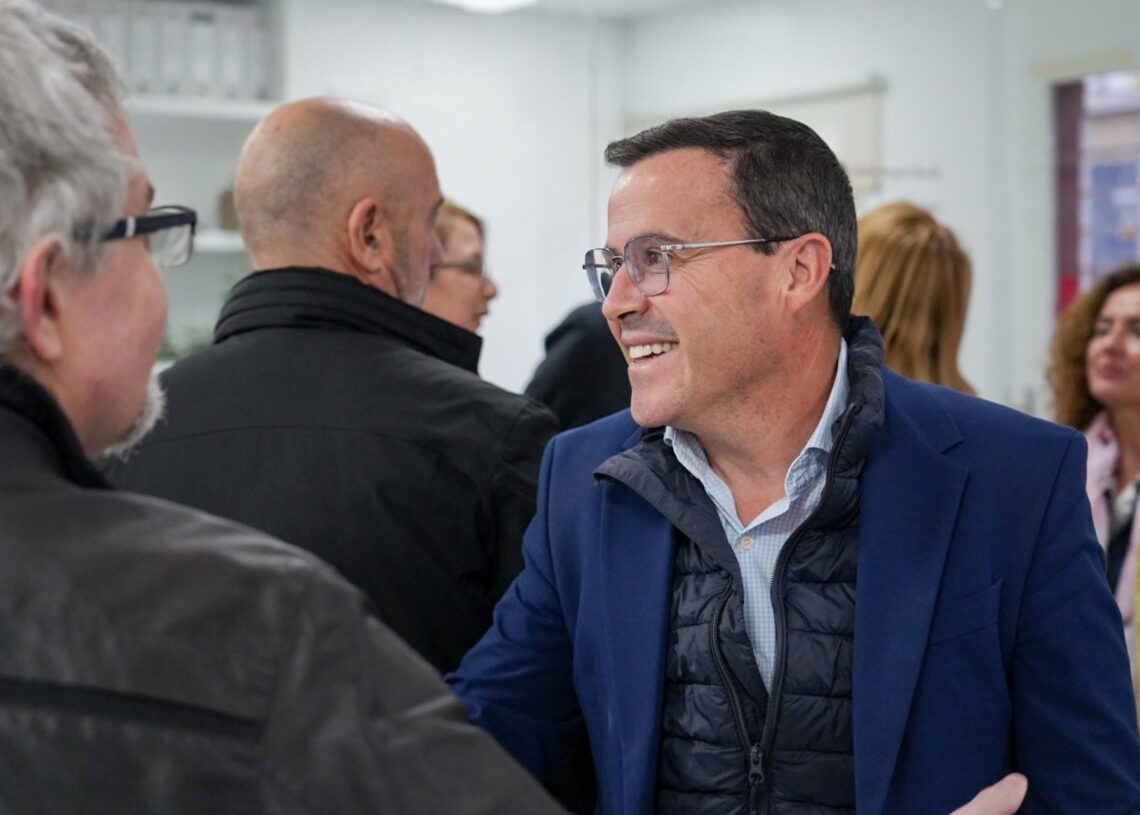 El candidato del PSOE a la Presidencia de la Junta, Miguel Ángel Gallardo, saluda a los representantes de los sindicatos docentes con los que ha mantenido una reunión para tratar la homologación salarial.PSOE EXTREMADURA