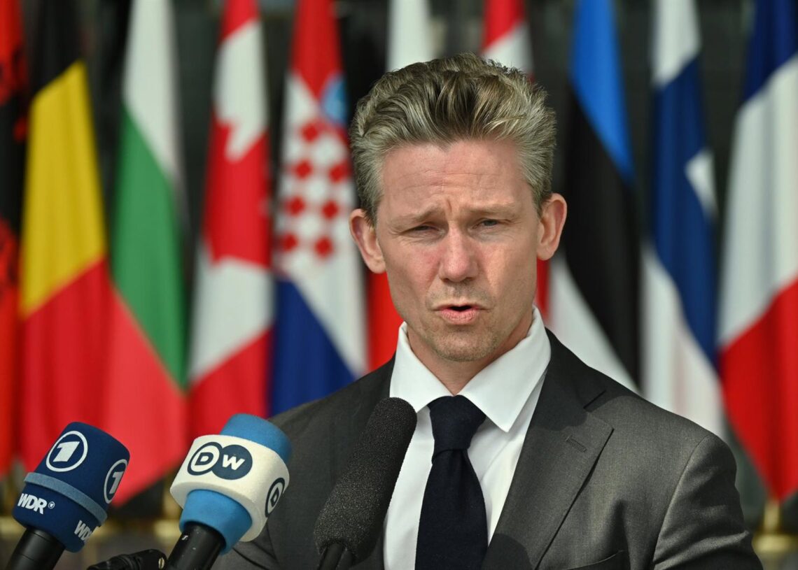 Archivo - Ministro sueco de Defensa, Pal Jonson, en el marco de una reunión de apoyo a Ucrania en la sede de la OTAN. Anna Ross/dpa - Archivo