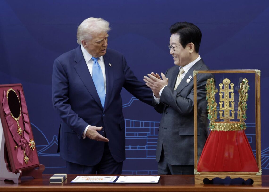 Los presidentes de EEUU, Donald Trump, y de Corea del Sur, Lee Jae Myung, se reúnen durante la cumbre de la APEC 2025Europa Press/Contacto/Apec2025korea