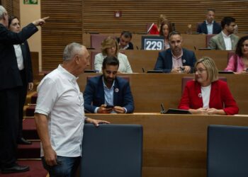 Archivo - El síndic de Compromís, Joan Baldoví (1i), y el portavoz del PSOE en las Corts de Valencia, José Muñoz (2i), durante el Debate de Política GeneralJorge Gil - Europa Press - Archivo