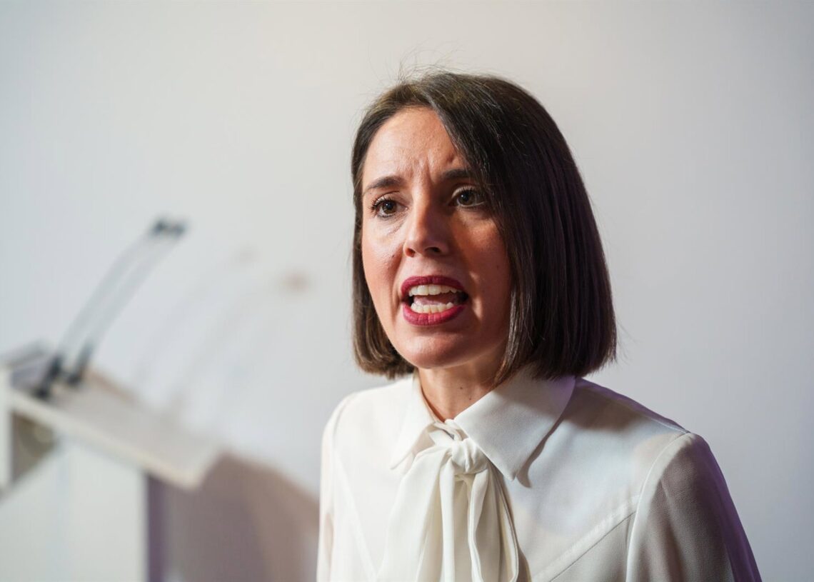 La secretaria política de Podemos, Irene Montero, atiende a los medios antes de un acto de Podemos, a 7 de noviembre de 2025, en Madrid (España). Los dirigentes de Podemos han participado en un acto llamado ‘Nacionalizar Repsol’.Matias Chiofalo - Europa Press