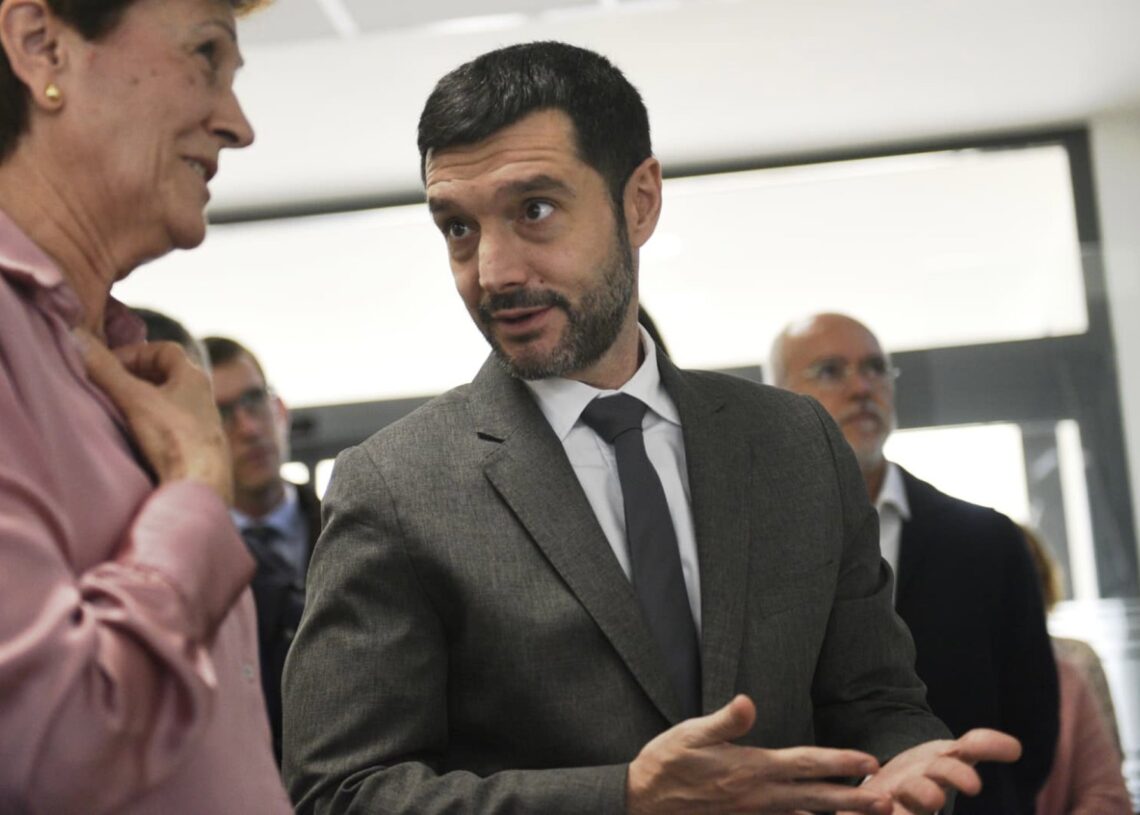 El ministro de Derechos Sociales, Consumo y Agenda 2030, Pablo Bustinduy en su visita a la Roda.VICTOR FERNANDEZ/EUROPA PRESS