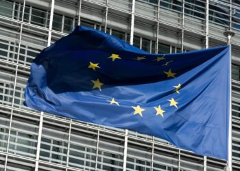 Archivo - Bandera de la UE enfrente a la sede de la Comisión Europea.Anna Ross/dpa - Archivo