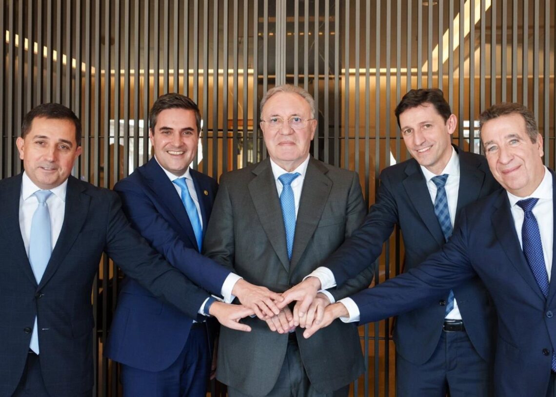 Archivo - Foto del los representantes del consorcio vasco que han firmado un principio de acuerdo para entrar en TalgoSIDENOR - Archivo