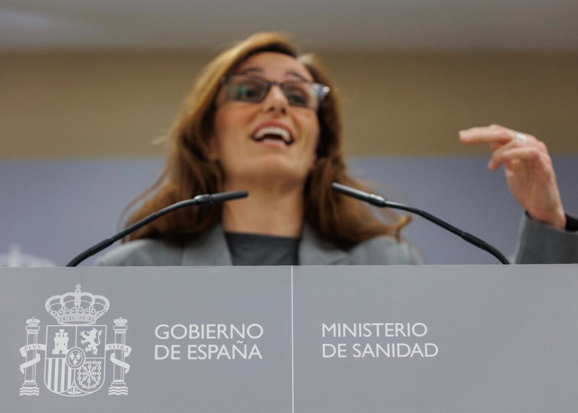 Archivo - La ministra de Sanidad, Mónica Garcia,Alejandro Martínez Vélez - Europa Press - Archivo