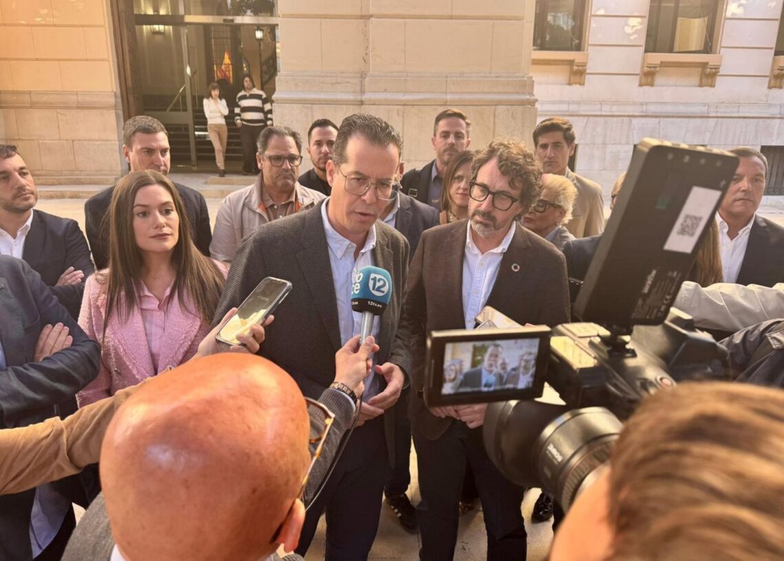 En el centro de la imagen, el secretario general del PSPV-PSOE de la provincia de Alicante, Rubén Alfaro, y el secretario de Organización del PSPV-PSOE, Vicent Mascarell, atienden a los medios de comunicación a las puertas de la Diputación de AlicantePSPV-PSOE