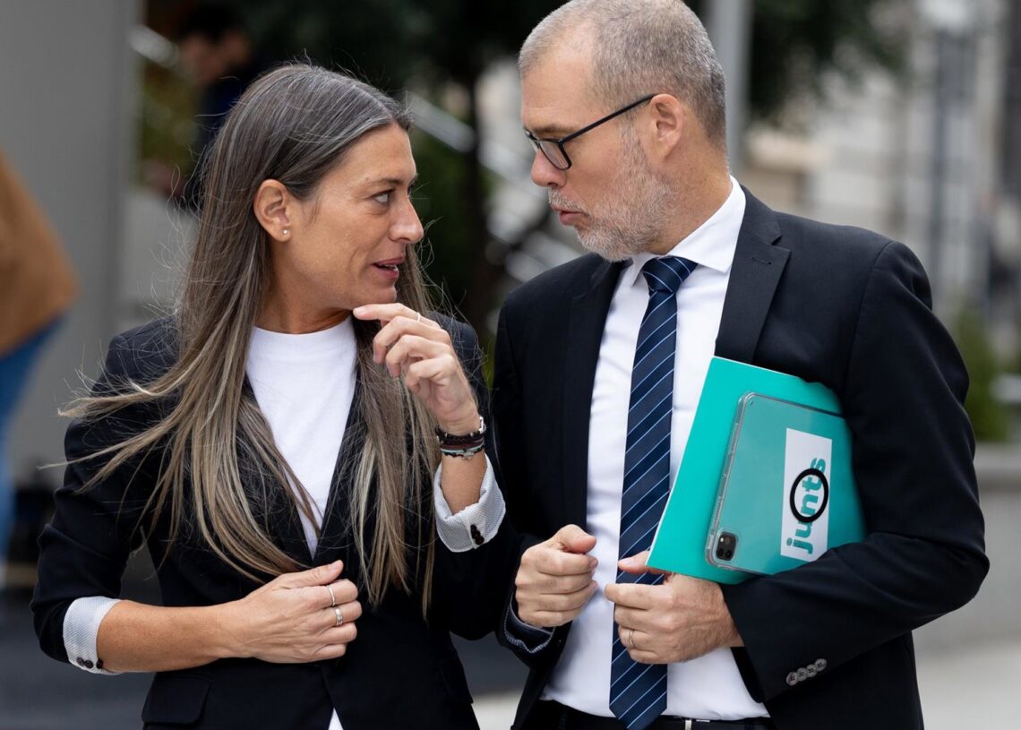 La portavoz de Junts en el Congreso, Miriam Nogueras, y el diputado de Junts Josep Maria Cruset a su llegada a una rueda de prensa para valorar la legislatura, en el Congreso de los Diputados, a 6 de noviembre de 2025, en Madrid (España). Eduardo Parra - Europa Press