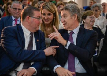 El presidente de ESU, Stefaan Vercamer, y el presidente del PP, Alberto Núñez Feijóo, durante la clausura del Congreso de la Unión Europea de Mayores (ESU), a 7 de noviembre de 2025, en Ciudad Real, Castilla-La Mancha (España). El presidente del Partido PEusebio García del Castillo - Europa Press