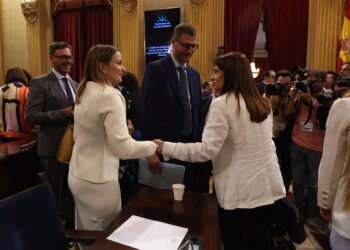 Archivo - La presidenta del Govern, Marga Prohens (i), saluda a la portavoz de VOX en el Parlament balear, Manuela Cañadas (d).Tomàs Moyà - Europa Press - Archivo