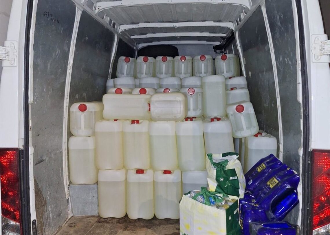 Archivo - Imagen de archivo de garrafas de gasolina destinadas al petaqueo de narcolanchas halladas en una furgoneta en Chiclana.AYUNTAMIENTO DE CHICLANA - Archivo