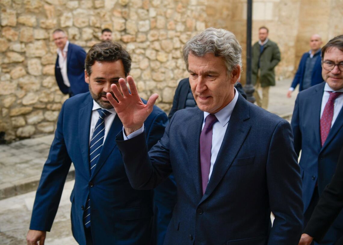 El presidente del PP, Alberto Núñez Feijóo, y el presidente del PP Castilla-La Mancha, Paco Núñez, durante la clausura del Congreso de la Unión Europea de Mayores (ESU), a 7 de noviembre de 2025, en Ciudad Real, Castilla-La Mancha (España). El presidente Eusebio García del Castillo - Europa Press