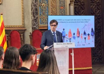 El presidente de la Generalitat, Salvador Illa, en un acto con alumnos de instituto por los 50 años de democracia en el Paraninfo de la Universitat de BarcelonaEUROPA PRESS