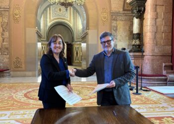 La consellera de Territorio, Vivienda y Transición Ecológica y portavoz del Govern, Sílvia Paneque, y el diputado de los Comuns Lluís Mijoler firman el acuerdo sobre el decreto de renovables@SILVIAPANEQUE